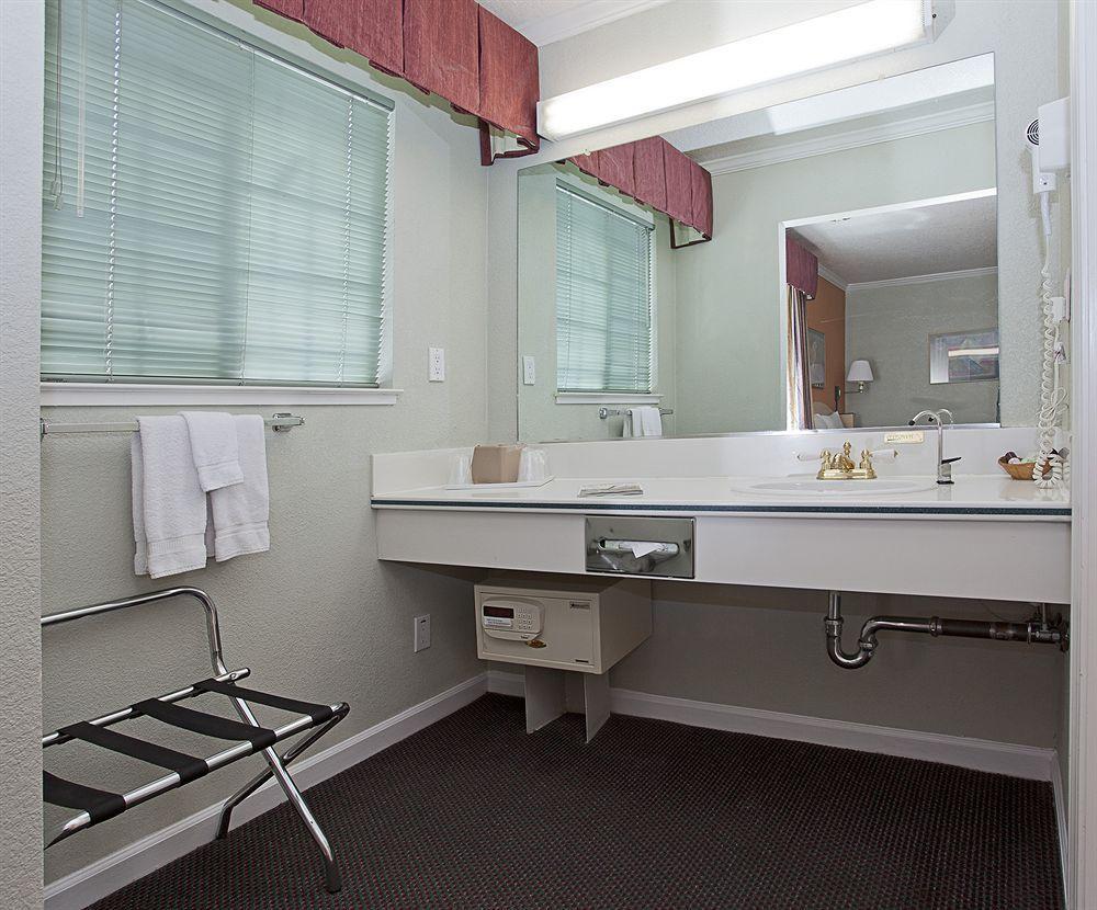 At Golden Gate Motel 2*